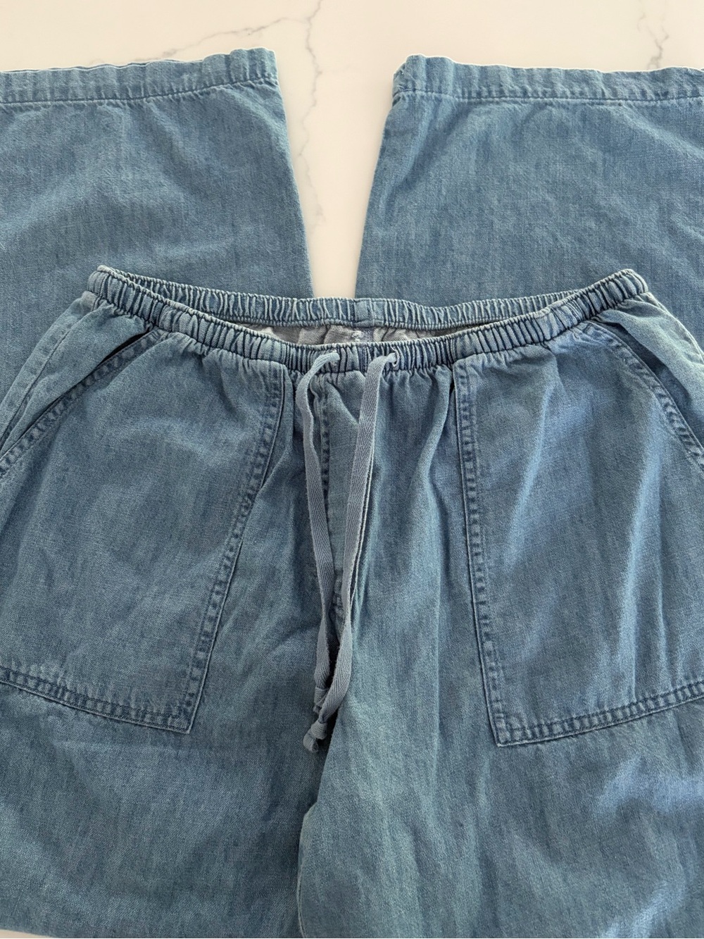 L.L Bean MP Sunwashed Denim Straight-Leg Crop Pants EUC Light Denim. 
1 pair